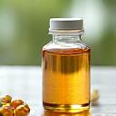 Flacone di integratore Omega-3 accanto a capsule lucide